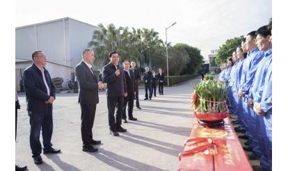 市委書記王進(jìn)足帶隊(duì)蒞臨紫山集團(tuán)慰問春節(jié)期間奮戰(zhàn)在生產(chǎn)線上的一線員工